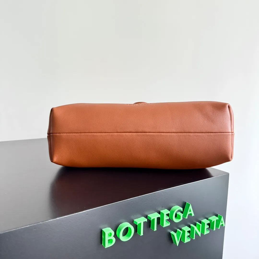 Batch 2140 BOTTEGA VENETA Lauren 1980 clutch is officially back! It pays homage to the 1980s classic handbags while adding a modern design. The light wood color cowhide exterior is paired with an old suede lining. The retro colors suddenly bring people back to autumn, as if they are still in the season of falling leaves. 🍂The season of wearing thin cardigans. The simple and elegant style combined with the large capacity makes it beautiful and practical when traveling. Style number: 796564 (785807) Size: 31.5*16.5*11cm
